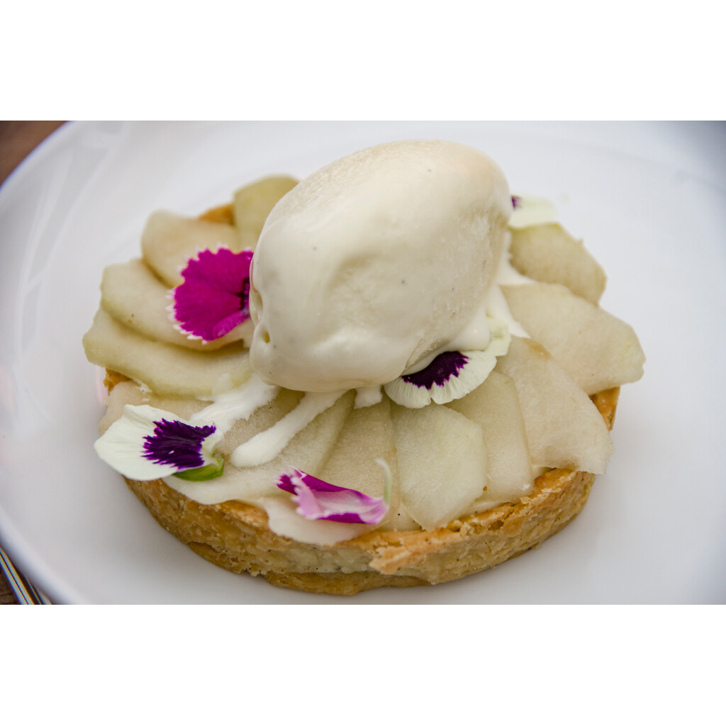 Apple tart with vanilla ice cream